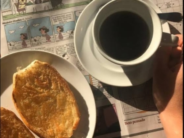 Um pão com café