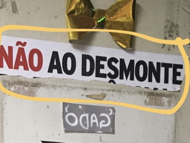 A faixa "não ao desmonte"