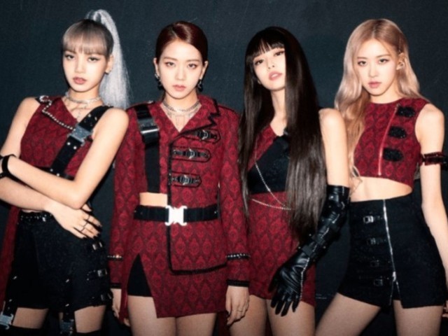 Lisa- Olha meninas se não é a rídicula
Jisoo- Verdade
*risos*
Rosé- Vai chorar vai?
Jennie- vem vamos não vamos perder nosso tempo
