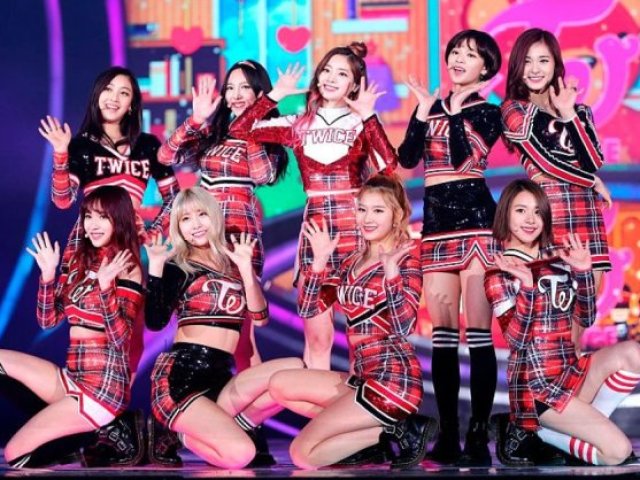 Momo- Eai Nerd como vai lixo humano, Adotada, depressiva
Mina- Momo a garota vai chorar tadinha * fala debochando*
Jeongyeon- que chore mesmo essa ingrata deveria morrer
Lim Na-yeon- *rir* S/n você é uma tola um lixo quer que eu repita? UM LIXO!
Jihyo- *Te empurra* sai daqui Nerd *vc levanta e sai*