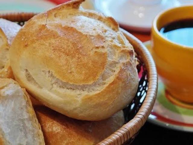 Pão com café.