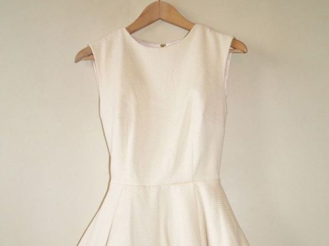 esse vestido <3(sorry ñ deu pra colocar a imagem inteira, mas é o vestido branco com preto do detalhe)