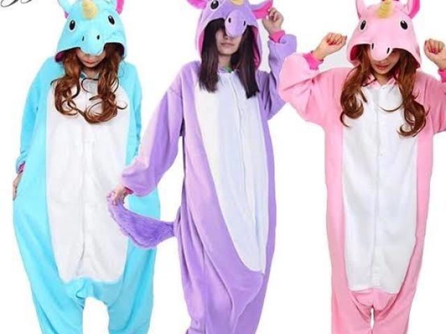 uma foto super fofinha com pijama de unicornio e claro com as amigas unicornias kkk