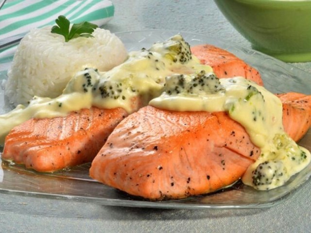 Salmão com creme de brócolis