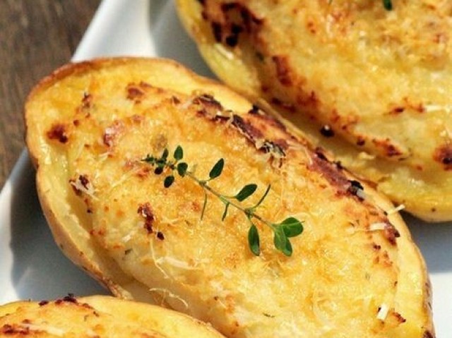 Batata recheada com alho assado e iogurte