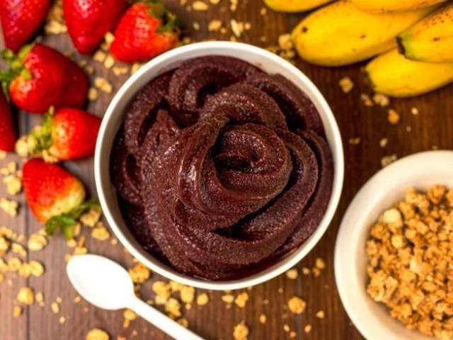 Comendo açai