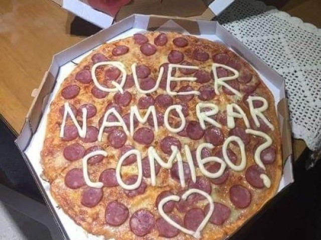 "Ele me chamou para comer pizza na casa dele e quando abrimos a caixa lá estava o pedindo com ele se ajoelhando no chão"