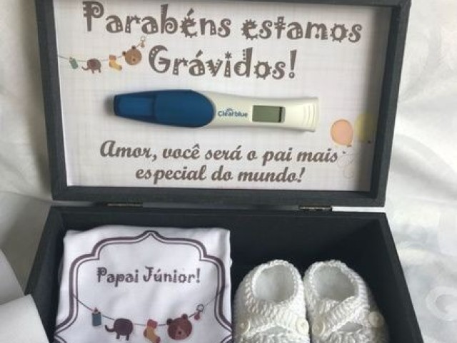 Vc coloca uma caixinha em cima da cama, dentro ah um sapatinho de bebe e um teste de gravidez positivo"