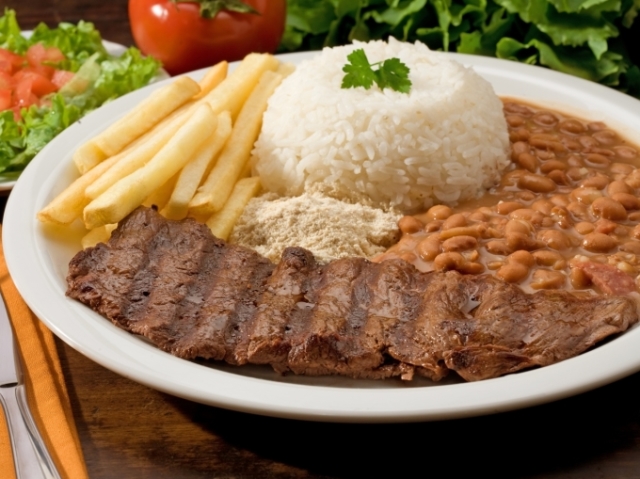 Arroz, feijão, bife e batata.