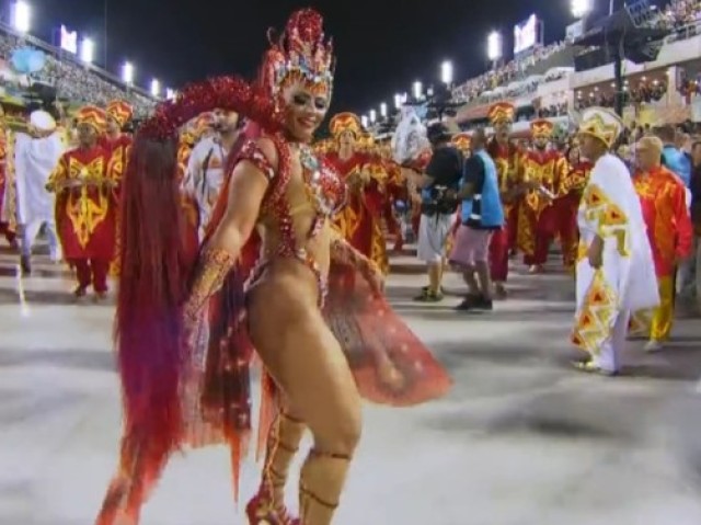 atraso por estar esperando a apuração da escola de samba