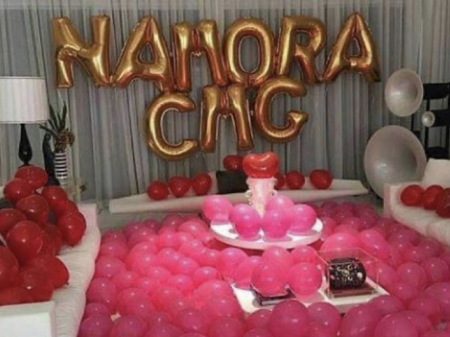 Ele encheu a casa de balões, me deu flores, chocolates e no final me deu um anel lindo e me pediu em namoro!