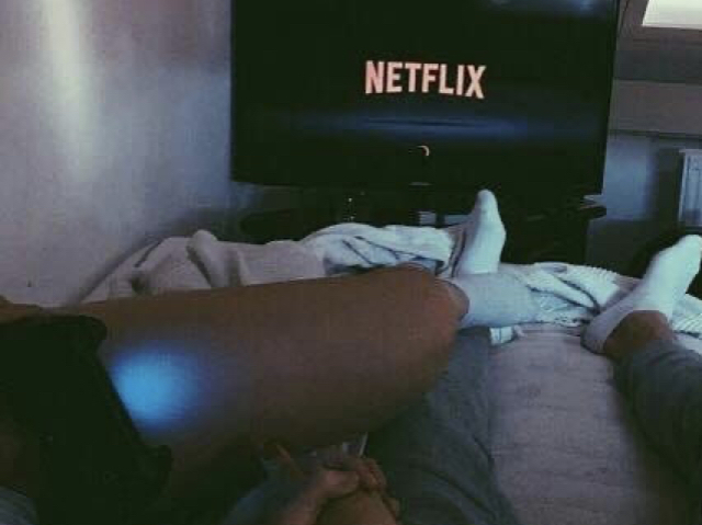 Ele não fez nada grande, estávamos assistindo netflix, ele deu pausa do nada no filme e disse que me amava e me pediu em namoro ali mesmo me surpreendeu💕