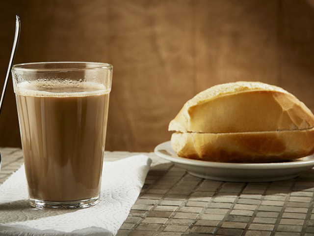 um pão e Ieite com nescau