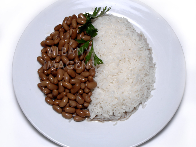 um simples prato de arroz e feijão