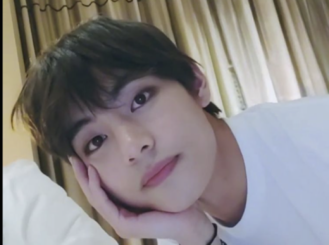 KIM TAEHYUNG
Íamos esperar um pronunciamento da empresa sobre... Mas em Lives ou shows não íamos negar que estamos juntos...