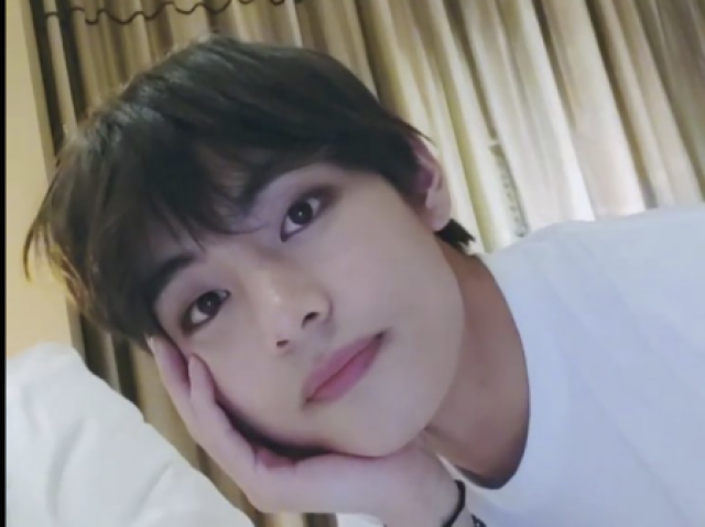 KIM TAEHYUNG
Íamos esperar um pronunciamento da empresa sobre... Mas em Lives ou shows não íamos negar que estamos juntos...