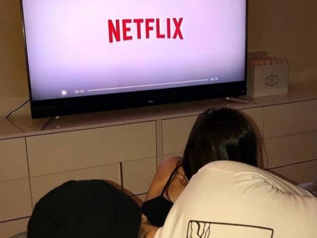 EM CASA, VENDO NETFLIX