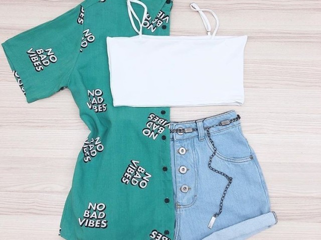 Cropped branco + colete verde água + short jeans