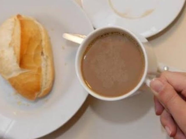 Aa um café e um pão com Mantega está bom