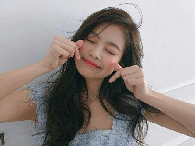 A Jennie! Muito maravilhosa, linda e perfeita! Faz um rap divino e tem um ótimo vocal.