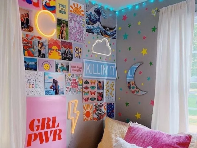 esse todo fofo e decoradinho, combina comigo ainda mais com aquele cartaz "girl power" ali 💖