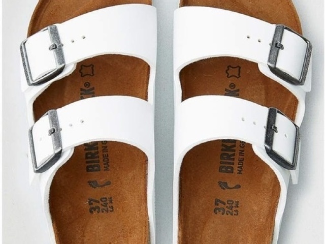 Birkenstock! Acho muito moderno ( apesar de ser estilo antigo )