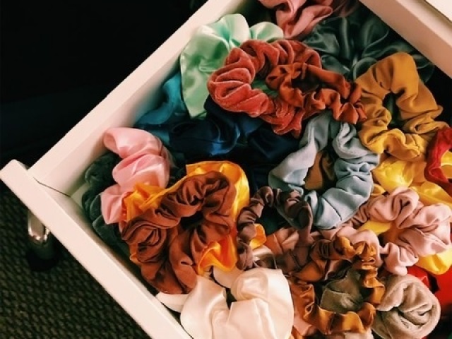 Scrunchies ( pulseira ou prendedor/xuxinha de cabelo ). Acho muito ESTILOSA !!