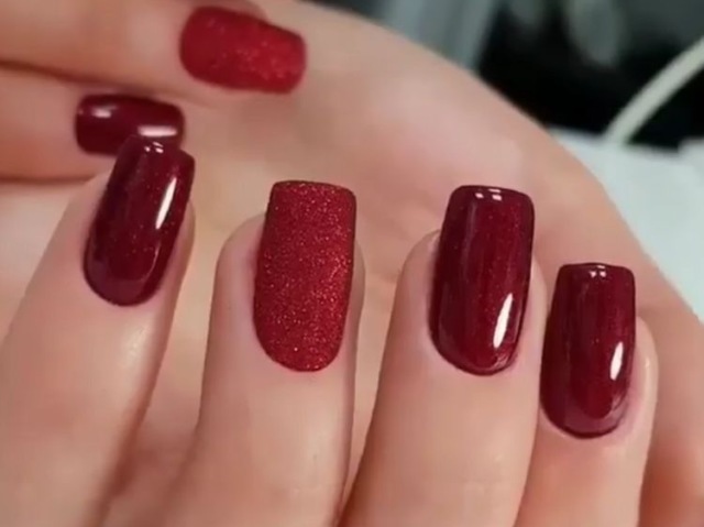 Esmalte vermelho realce e brilho ! Acho digno !! ; )