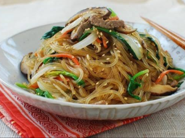 Japchae (mistura de macarrão, carne e legumes)