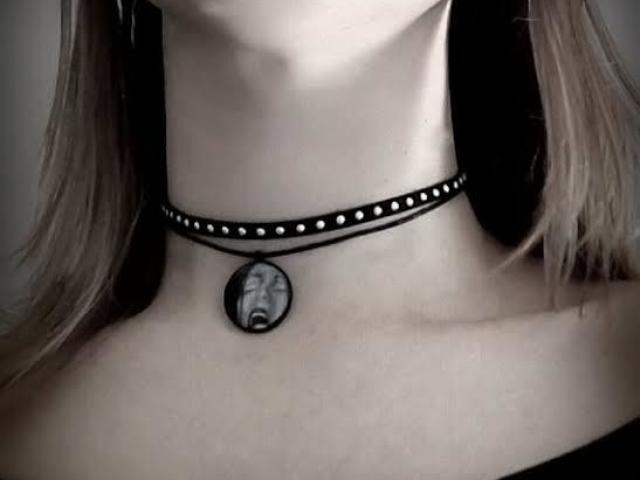 Uma choker