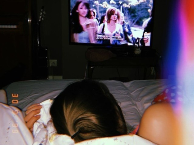 assistindo Netflix na casa dele