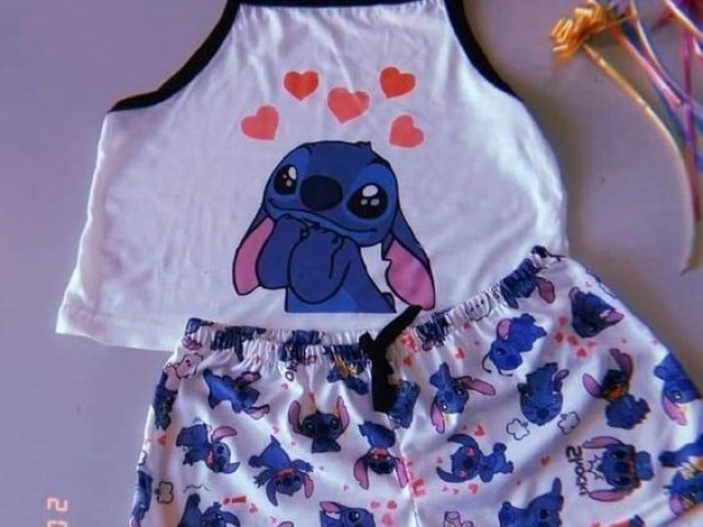 {Coloco um pijama/roupa confortável para ficar mais a vontade}