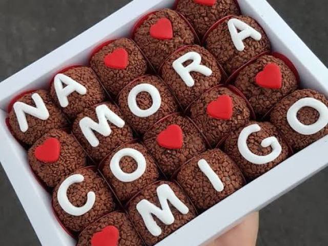 Em casa, eu estava sozinha e o convidei para vir para casa, ele chegou com uma caixa de brigadeiros com o recado!