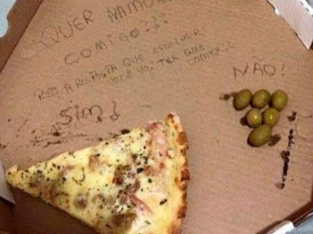 Eu fui comer pizza na casa dele, fui no banheiro e quando voltei ele me mostrou isso! É claro que comi a pizza!