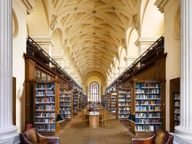 Biblioteca, passar o dia lendo a coleção da cambridge