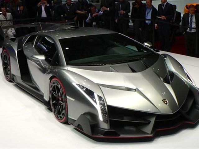 Com uma lamborghini Veneno.