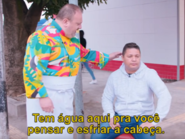 - Tón água aqui pra você pensór e esfrear a cabeson.