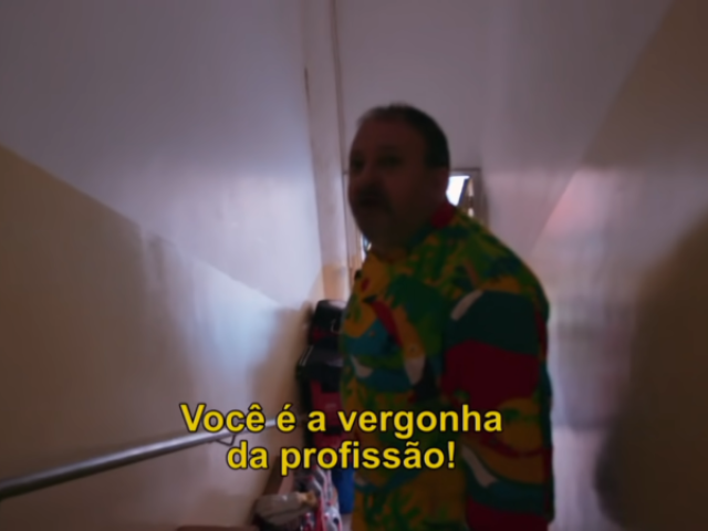 -VOCÊ É A VERGONA DA PROFISSON!