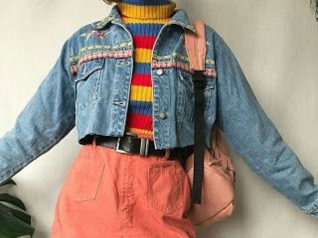 Meu estilo anos 80 chamariam atenção de qualquer pessoa, blusas coloridas e calças jeans largas são as melhores!