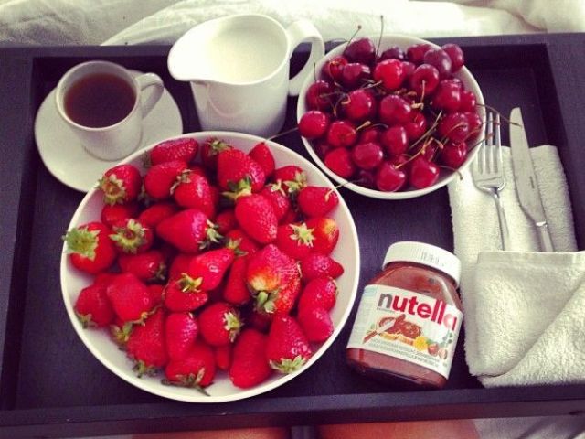 Uns morangos, com cerejas, e nutella♥>De bebida um cafezinho com leite.