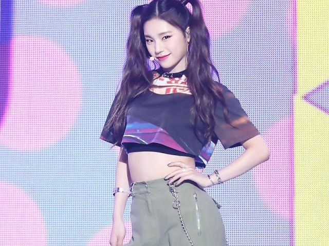 Estilo meio K-idol (YEJI MINHA DEUSA :3)