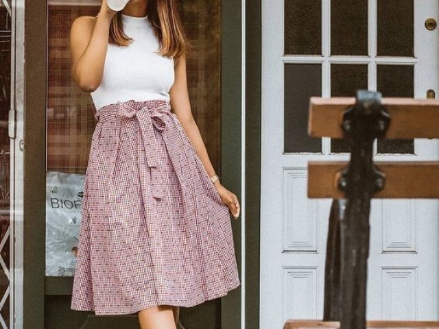 Vestidos ou saias estampadas e coloridas