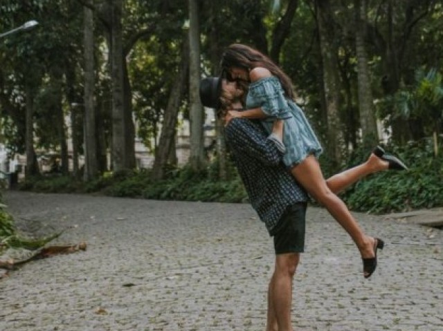 Em um parque, para relaxarem e aproveitarem juntos.