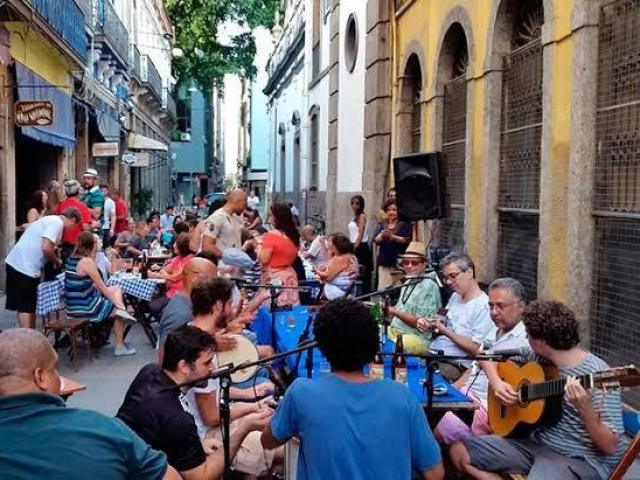 numa casa na rua do samba de rua