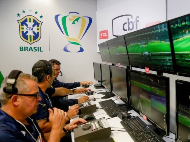 OS ARBITROS BRASILEIROS NÃO SABEM USAR VAR