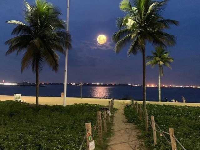 Praia a noite