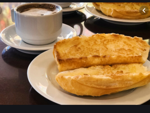 Só um café e um pão na chapa