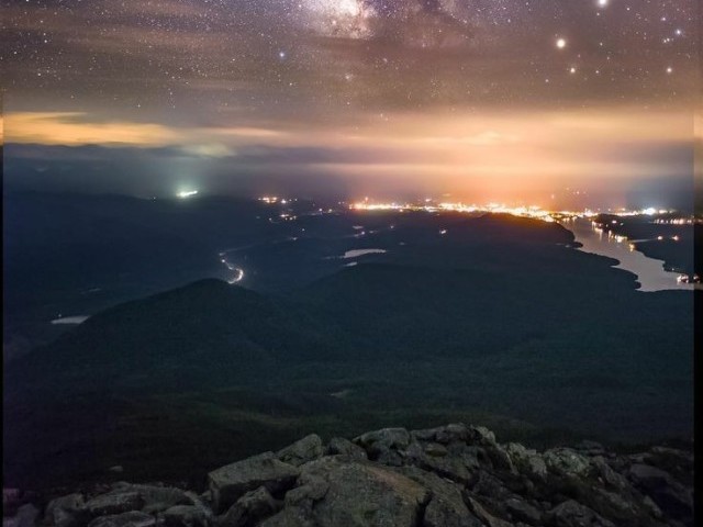 Um lugar com uma bela vista a noite