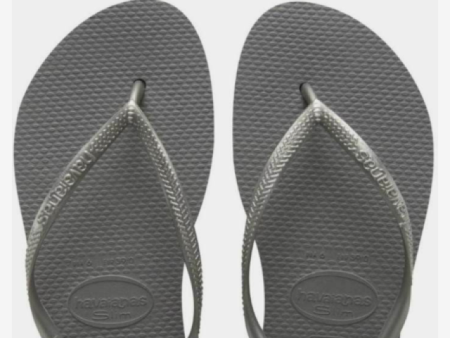 Havaianas (sou mais do tipo descontraído e gosto de ter os pés soltos)