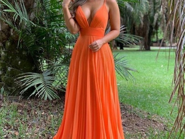 De vestido laranja